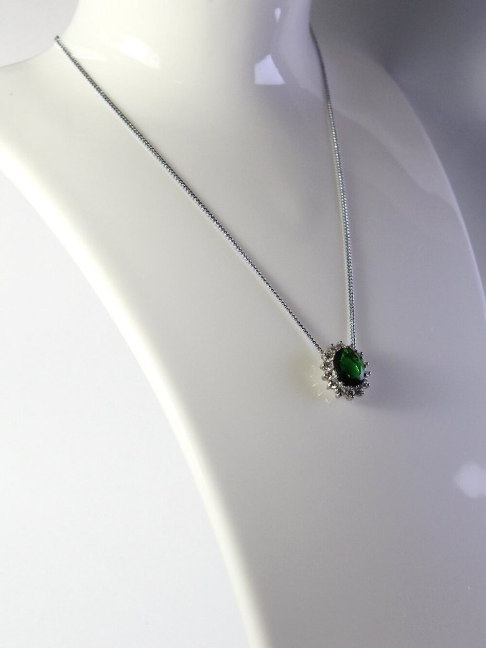 925 Sterling Silver Emerald Gemestone Necklace Free Chain